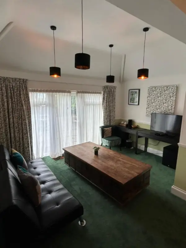 Barons Court Hotel 10